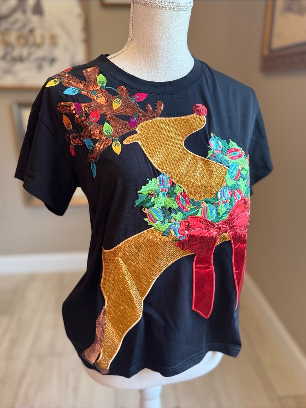 New! QUEEN OF SPARKLES Rhinestone Rudolph Wearing A Christmas Wreath Black Tee